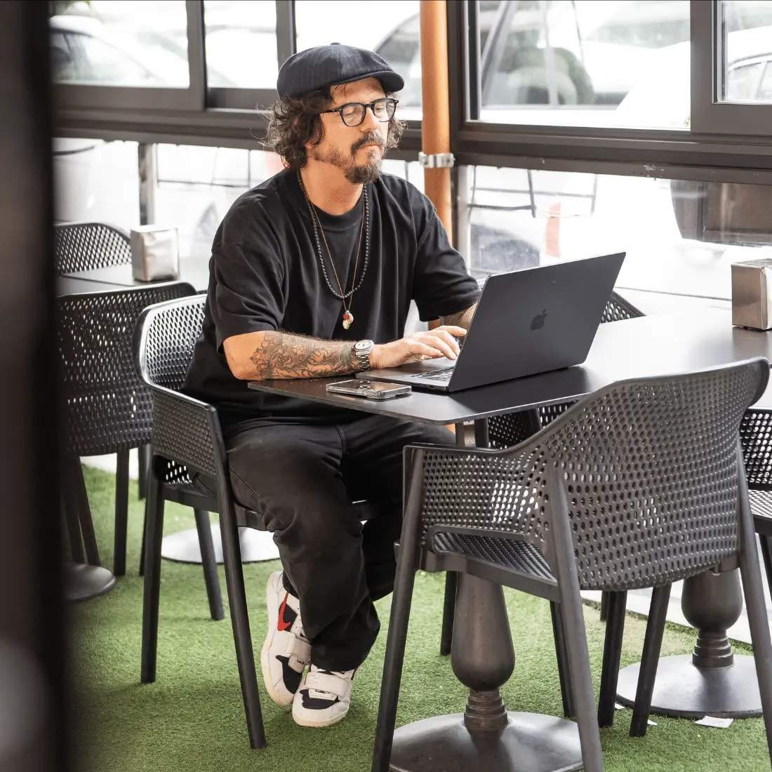 Luca Picchio al lavoro al computer